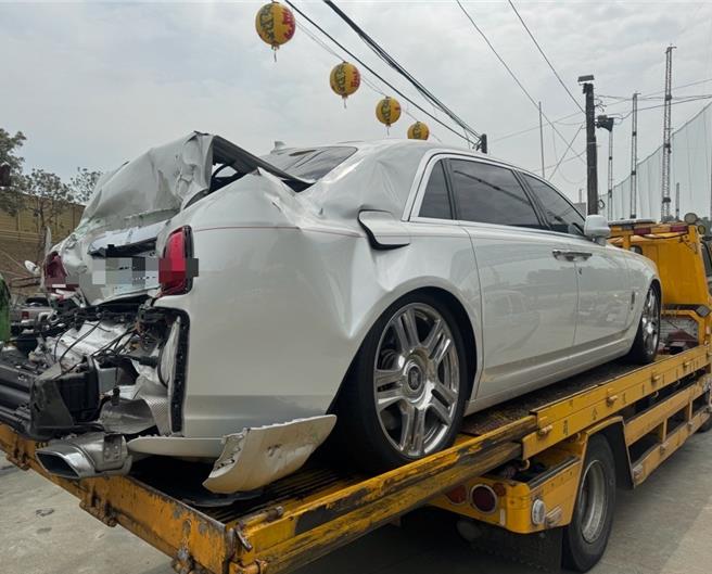 鄭男駕駛要價2088萬的白色勞斯萊斯Ghost，不慎遭到追撞、車尾全毀。(讀者提供／曹婷婷台南傳真)
