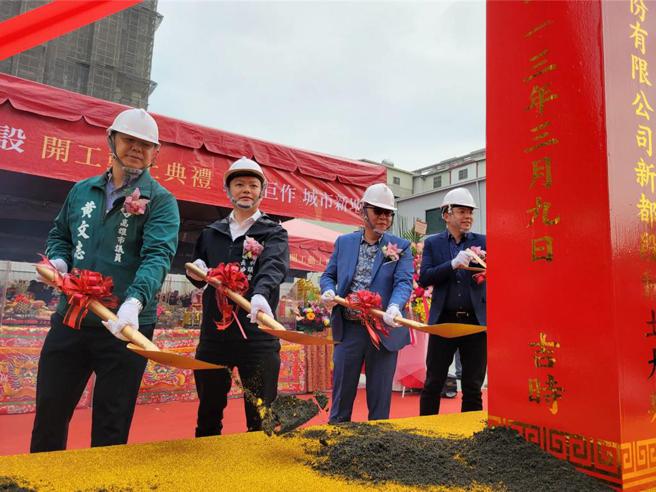 善宽建设董事长柯建昌（右二）9日主持中都建案的动土仪式，左二为高雄市议会副议长曾俊杰。（图：顏瑞田）