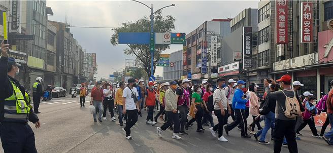 桃園龍德宮南巡遶境回鑾於113年3月16日行經楊梅時，在楊梅市區內遶境，隨後駐駕楊梅錫福宮。（翻攝照片／蔡明亘桃園傳真）