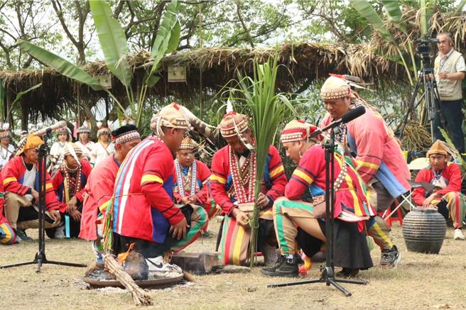 高雄市那瑪夏區今日舉行拉阿魯哇族人聖貝祭，許多青年族人返鄉參與祭典。（高雄市原民會提供／林雅惠傳真）