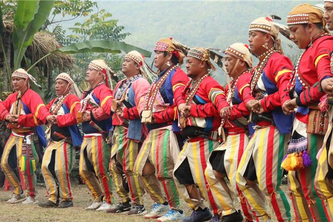 高雄市那瑪夏區今日舉行拉阿魯哇族人聖貝祭，許多青年族人返鄉參與祭典。（高雄市原民會提供／林雅惠傳真）