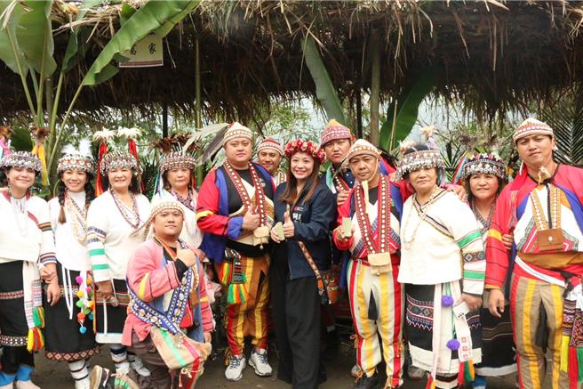 高雄市原民會主委阿布斯（中，藍衣黑長褲）表示，拉阿魯哇族是第15族，也是高雄獨有族群，每年在全國族語單詞競賽及族語戲劇競賽都拿下佳績，為高雄市原民的驕傲！（高雄市原民會提供／林雅惠傳真）