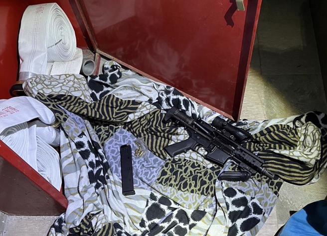 大楼住户发现消防箱藏有长枪以及子弹，吃惊之余也赶紧报警。（黄敬文翻摄）