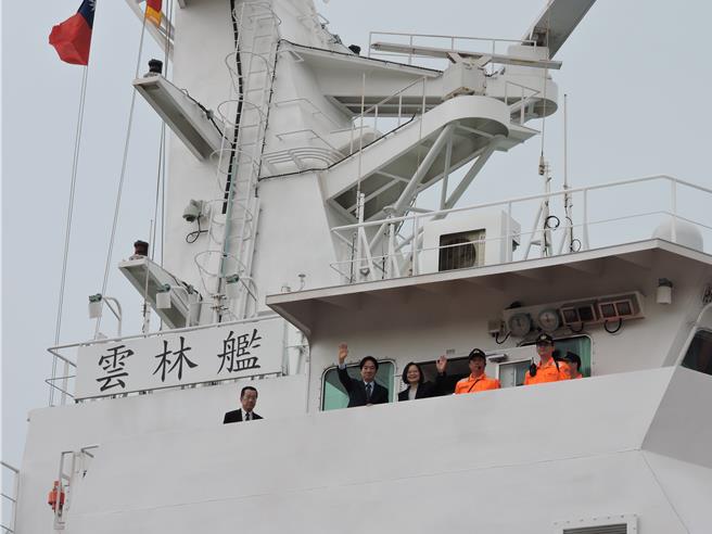 总统蔡英文与副总统赖清德9日上午到台船公司，参加完交船仪式后转往视察「海鲲号」。（资料照／洪靖宜摄）