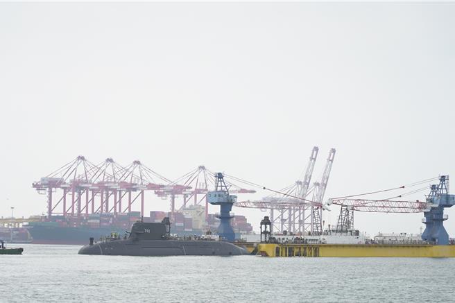 海鯤軍艦脫離浮塢。（台船提供／資料照）