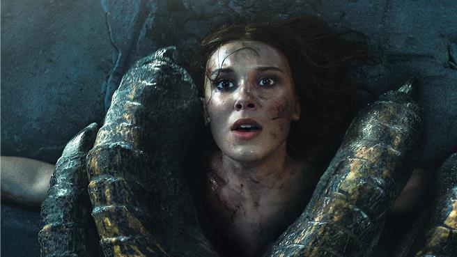 米莉芭比布朗在新作《少女鬥惡龍》搏鬥惡龍。（Netflix提供）