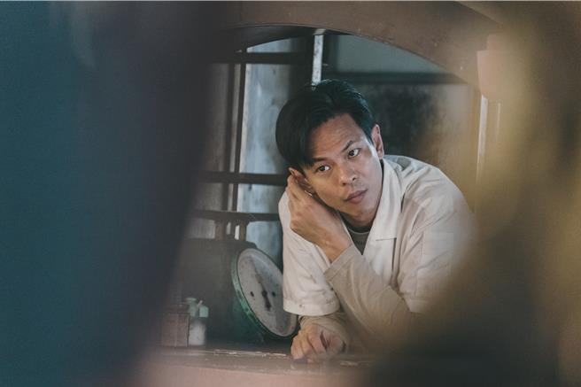 《鹽水大飯店》二廚孫綻扮「抓耙子」告密害餐廳被稽查。（公視台語台提供）