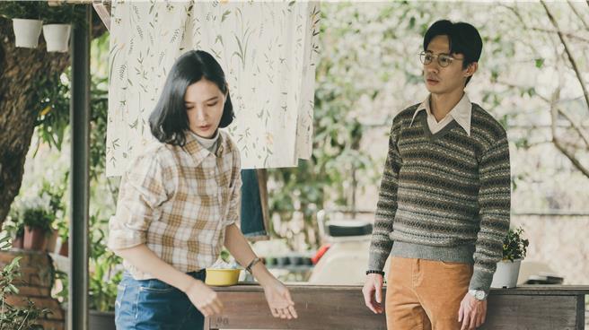 洪毓璟戲中飾演考上司法官的學霸建偉，寫情書追求女主角吳子霏。（公視台語台提供）