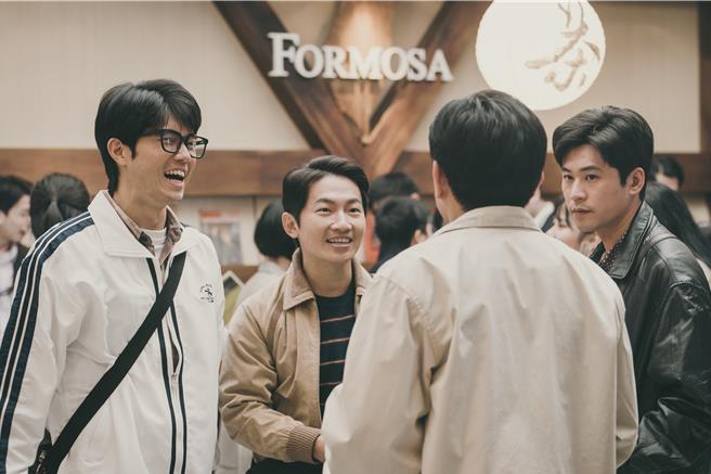 張耀仁、蔡昌憲、黃迪揚劇中收到美麗島雜誌社邀請函而興奮不已。（公視台語台提供）