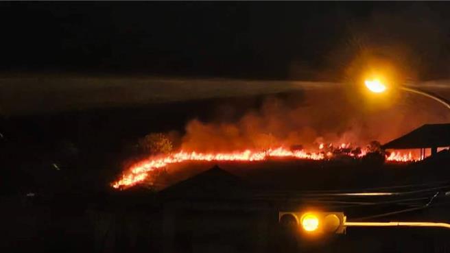 台中海線8日深夜發生邊坡雜草火警，在風勢助長下，火勢一發不可收拾。（民眾提供）