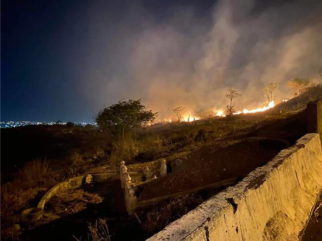 台中海線8日深夜發生邊坡雜草火警，在風勢助長下，火勢一發不可收拾。（民眾提供）