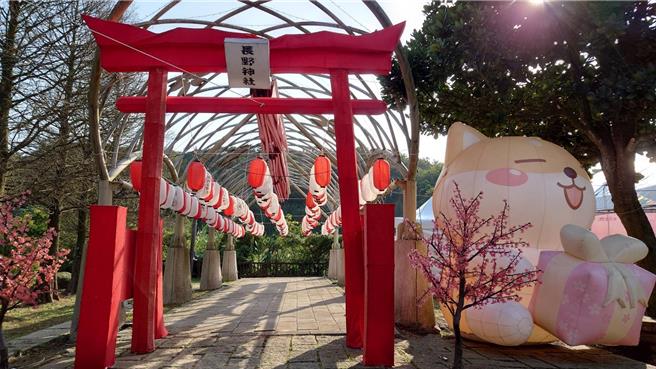 三芝区公所今年在三生步道规画柴犬主题灯，让民眾在观赏夜樱时可以拍照打卡。（新北市三芝区公所提供／吕健豪新北传真）