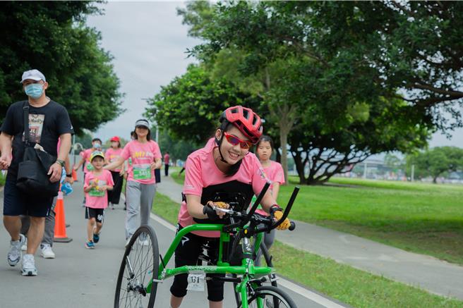 早产的小米自幼患有「脑室白质软化症」，后演化为「脑性麻痹」，无法正常行走。乐观正向的她，3年前首度带着自己的“蓝宝坚尼”成功完赛。（瑞信儿童医疗基金会提供／林周义台北传真）