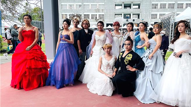 公东高工时尚造型科、美髮技术科学生展现成果。（萧嘉蕙摄）