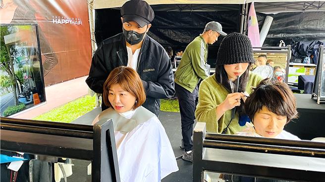 台东县长饶庆铃（前排右）现场体验15分钟快速变髮。（萧嘉蕙摄）