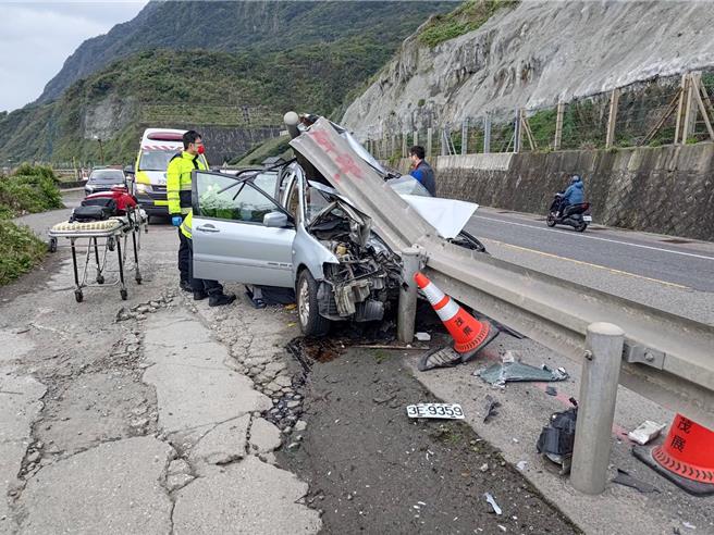 新北市瑞芳区台2线76公里处，今下午1时30分许发生一起车祸意外，42岁潘姓男子开车载着68岁的父亲，自宜兰往基隆方向时，因不明原因自撞旁护栏，造成车头严重凹陷。（民眾提供）