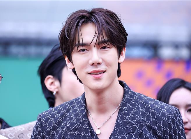 柳演锡抵台后品嚐了小笼包和黑糖珍奶。（罗永铭摄）