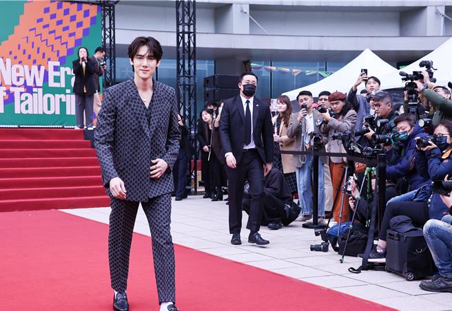 柳演锡走上街头让路人也忍不住惊呼。（罗永铭摄）