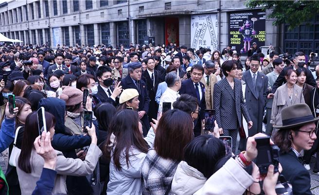 柳演锡人气惊人，吸引500多名粉丝追着跑。（罗永铭摄）