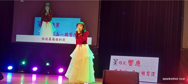 2024年3月9日新北市／「让孝顺成为一种习惯」公益演唱会，由歌手周子寒献唱吻和泪、回头一次心痛一次及微风往事。（刘玮晴摄）