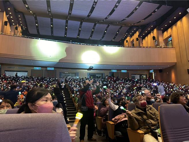 2024年3月9日新北市／「让孝顺成为一种习惯」公益演唱会，由由新北市文化局与旺旺文教基金会共同举办，邀请1300名新北志工共同参与。（刘玮晴摄）