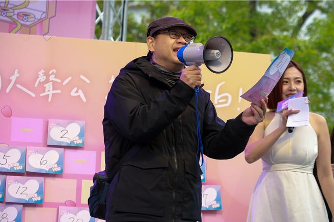 「爱的大声公」将邀请30组情侣、夫妻檔上台挑战爱的大告白，既甜蜜又害羞的告白，整场气氛浪漫到最高点。（经发局提供）