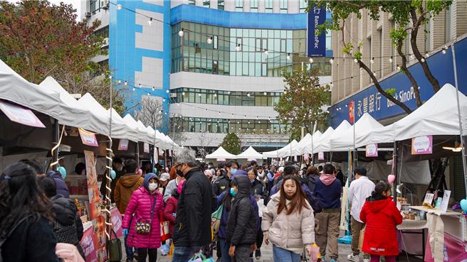 到打卡墙前完成指定任务，并上传至脸书或IG限时动态，即可到服务台换取精美礼品。（经发局提供）