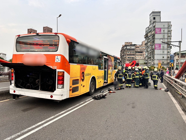 今9日下午16时许，新北市板桥光復桥往北市方向发生一起死亡车祸。（翻摄画面）