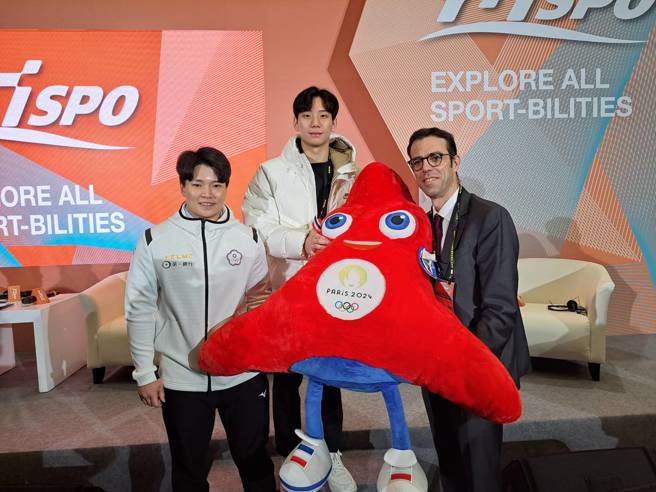 陈玟卉(左)与王冠闳(中)、法国在臺协会主任龙烨 。(台湾师大提供)