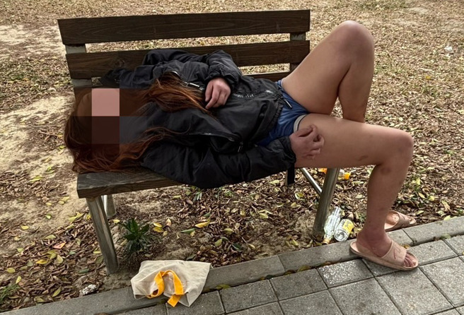 台中有女子清晨躺在公園長椅上，下半身僅穿短褲與拖鞋，被路人發現後趕緊報警將女子送醫救治。（圖／警方提供）