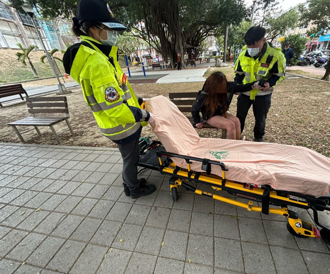 台中有女子清晨躺在公園長椅上，下半身僅穿短褲與拖鞋，被路人發現後趕緊報警將女子送醫救治。（圖／警方提供）
