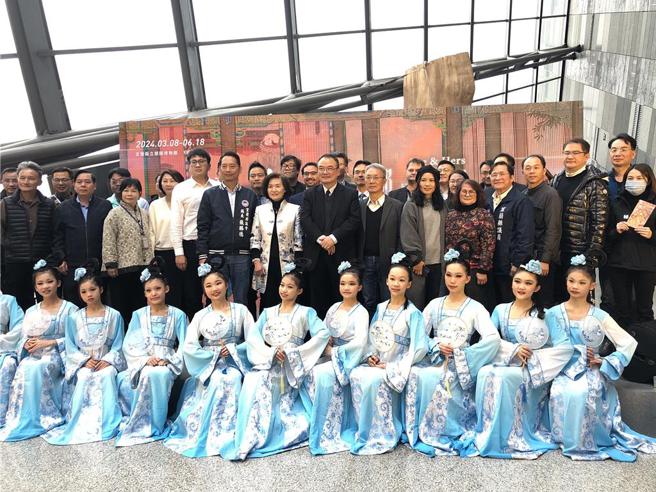 「那些她们，都是我们」特展9日在宜兰县立兰阳博物馆开展，宜兰县长林姿妙、国立故宫博物院长萧宗煌等贵宾蒞临现场，台达电子、中华电信、台湾女性艺术协会、友达光电FindARTs、安谊金融、光阵三维等合作伙伴出席共襄盛举。图／业者提供