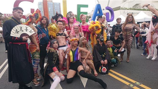 台南彩虹遊行9日在忠義路與府前路口封街登場，許多人刻意裝扮自己參加遊行。（程炳璋攝）