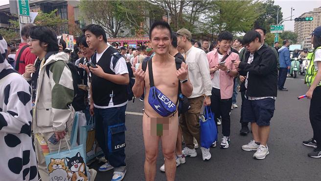 台南彩虹遊行9日在忠義路與府前路口封街登場，陳姓男子從基隆南下參加，全身只穿1件丁字褲展現身體自主。（程炳璋攝）