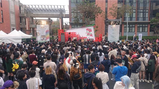 台南彩虹遊行9日在忠義路與府前路口封街登場，活動吸引1萬餘人參加。（程炳璋攝）