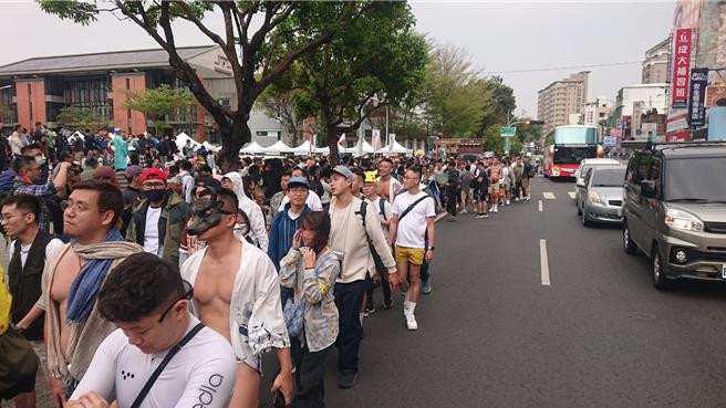 台南彩虹遊行9日下午展開，遊行路線包括中西區與北區，最後回到忠義路與府前路口。（程炳璋攝）