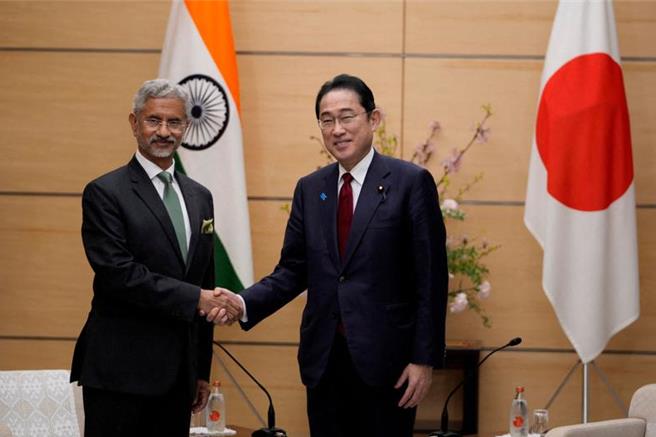 日本首相岸田文雄與印度外長蘇杰生（左）8日在官邸會談。（圖／路透）