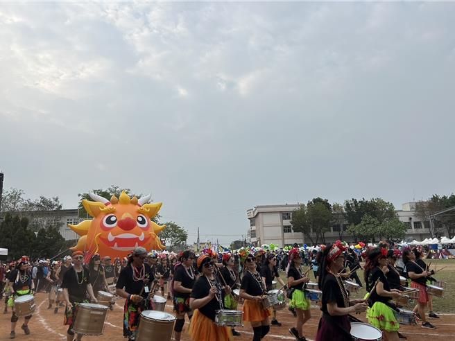 第59屆六堆運動會9日在屏東縣麟洛國中正式登場，規模遠比之前盛大，參與人數更是多達7000人，是近3年來最多的一次，行政院長陳建仁也特別出席開幕儀式。（謝佳潾攝）