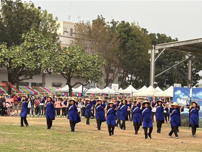 第59屆六堆運動會9日在屏東縣麟洛國中正式登場，規模遠比之前盛大，參與人數更是多達7000人，是近3年來最多的一次，行政院長陳建仁也特別出席開幕儀式。（謝佳潾攝）