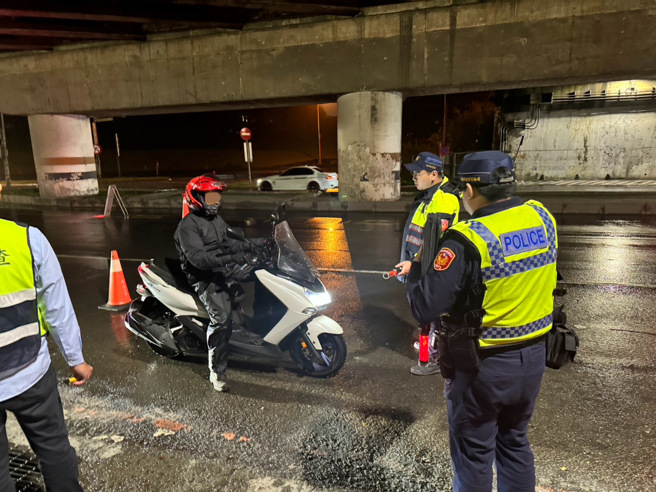 汐止分局昨（8）日于噪音车经常出没的新台五路一段国道三号涵洞（往基隆）、以及汐万路一段国道一号涵洞等处，设置拦查点。（图／警方提供）