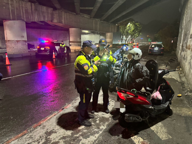 汐止分局昨（8）日于噪音车经常出没的新台五路一段国道三号涵洞（往基隆）、以及汐万路一段国道一号涵洞等处，设置拦查点。（图／警方提供）