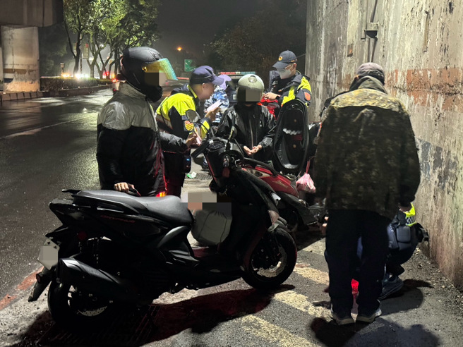 汐止分局昨（8）日于噪音车经常出没的新台五路一段国道三号涵洞（往基隆）、以及汐万路一段国道一号涵洞等处，设置拦查点。（图／警方提供）