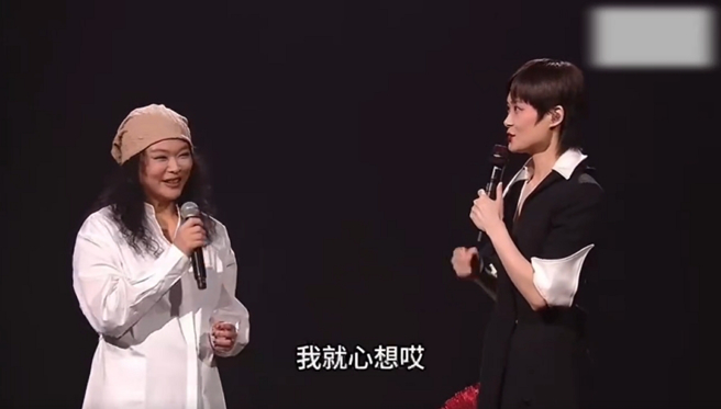 许美静（左）惊喜现身李宇春（右）演唱会开金嗓，感动一票歌迷。（图／摘自微博）