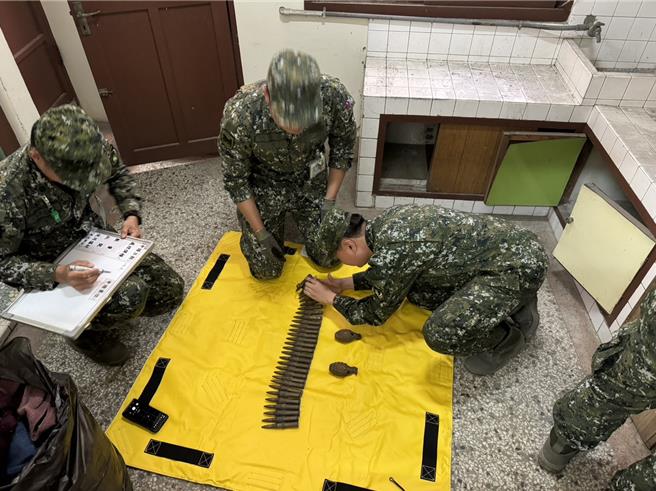 台南市警方9日中午接獲通報永華路一段民宅內藏有大批機槍子彈與手榴彈，找來軍方勘驗，初步排除軍用國造武器。（讀者提供／程炳璋台南傳真）