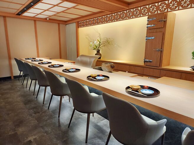 开在台北市东区216巷内的〈元一 天妇罗〉，有二间板前包厢，装潢风格各自不同。图／姚舜