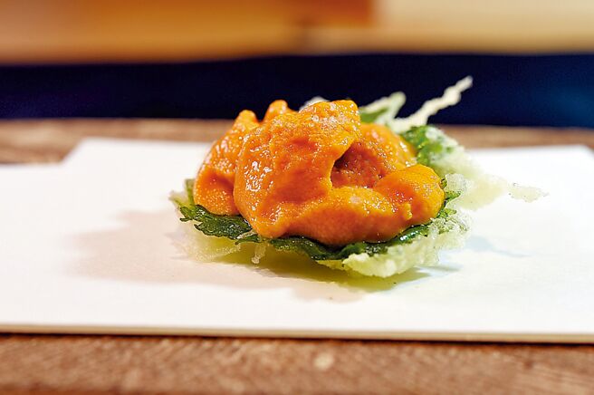 〈紫苏海胆天妇罗〉是以薄炸紫苏大叶搭配鲜甜海胆。图／姚舜