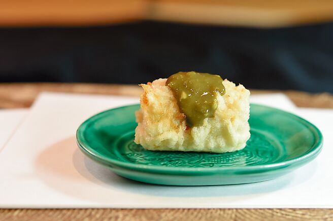 〈松叶蟹天妇罗〉的麵衣内满满都是松叶蟹肉，外层并以蟹膏酱提味。图／姚舜