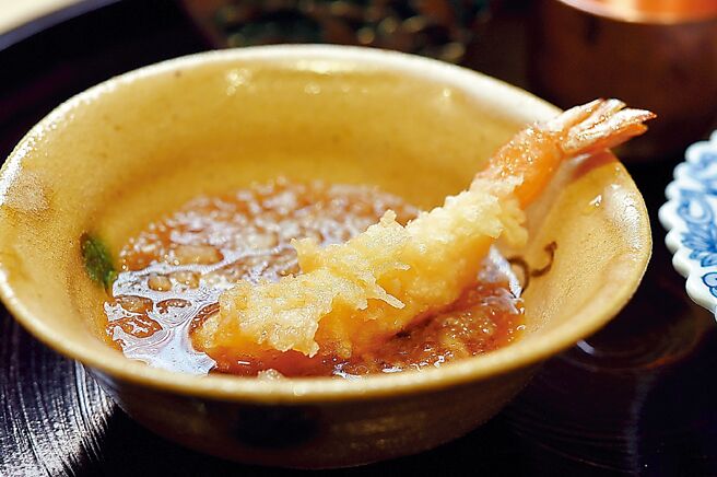 〈元一 天妇罗〉的〈海老天妇罗〉第三吃，是新鲜白虾裹上厚麵衣炸制，除更完整保留虾肉鲜甜，厚麵衣并可更轻易吸附提味酱汁。图／姚舜