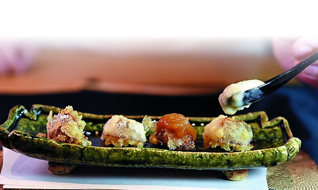 〈玉葱天妇罗〉是将日本小洋葱裹上麵衣炸制，再以四种不同酱料酱汁搭配提味。图／姚舜