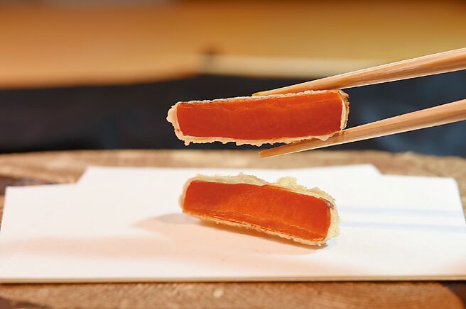 这不是炸乌鱼子，而是口感绵密细致、味道甘甜的〈金时红萝卜天妇罗〉。图／姚舜